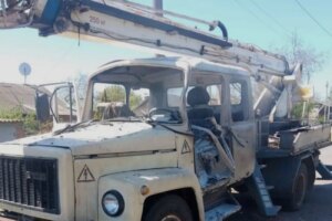 Пошкоджений дроном автомобіль ремонтної бригади енергетиків на Харківщині