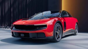 Красный электрический спорткар Ferrari в современном шоуруме с чёрными шторами