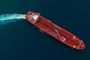 Грецький танкер перевозить російську нафту через море