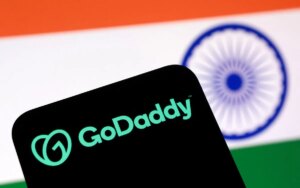 Логотип GoDaddy на смартфоні перед прапором Індії