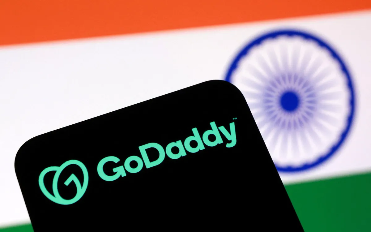 Логотип GoDaddy на смартфоні перед прапором Індії