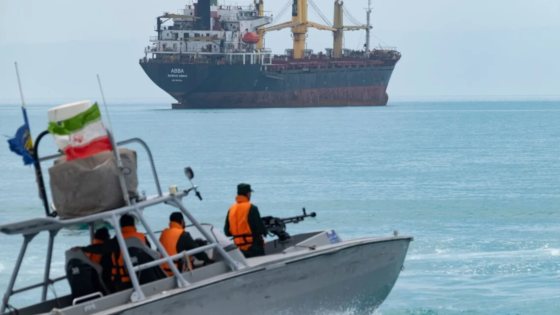 Іранські військові на катері біля комерційного судна в Ормузькій протоці