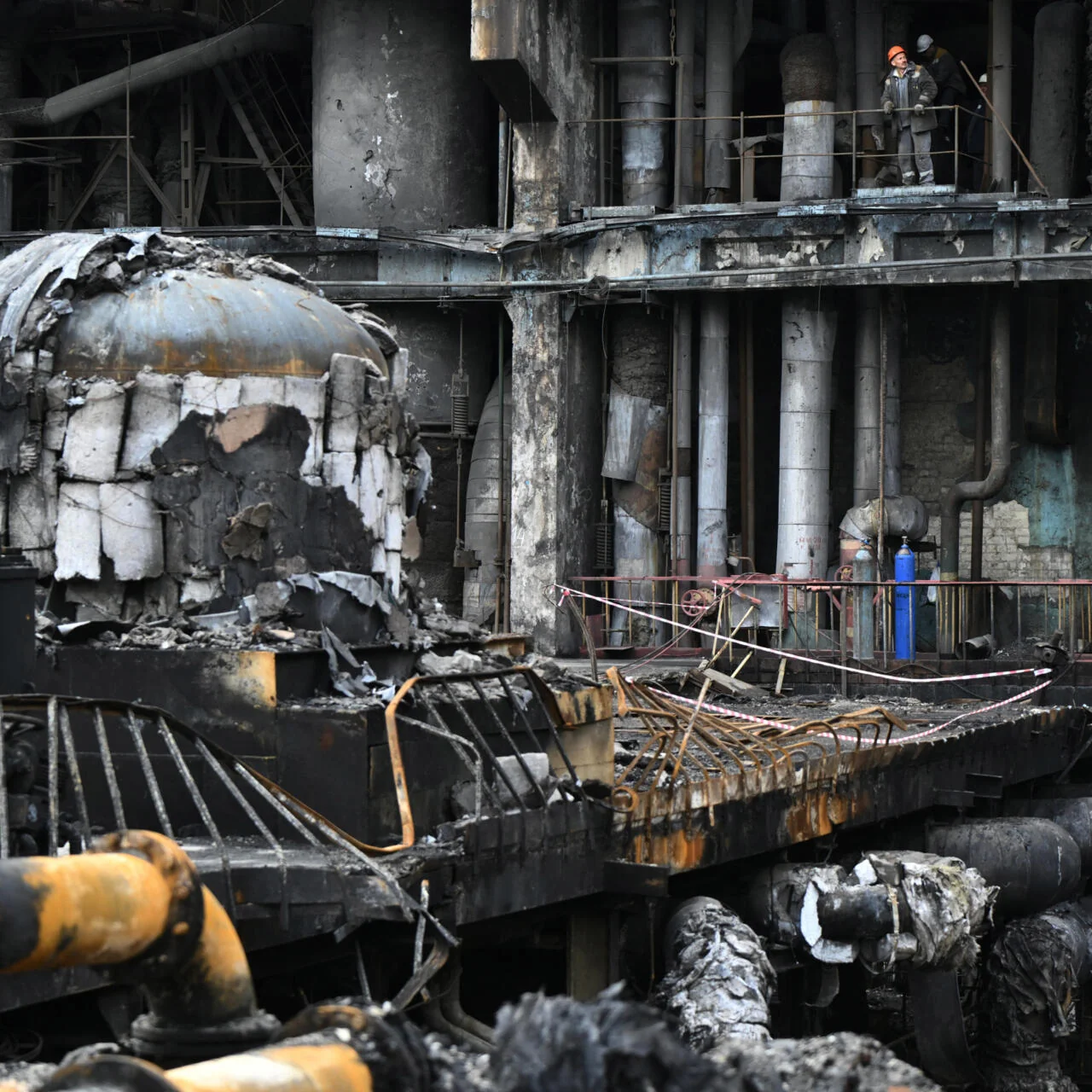 Зруйноване промислове обладнання газової генерації з обгорілими трубами та робітниками