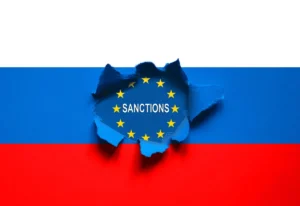 Санкции ЕС против РФ: флаг Евросоюза разрывает флаг России с надписью SANCTIONS
