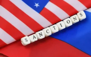Прапори США та РФ з кубиками SANCTIONS щодо санкцій проти Росії