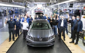 Працівники Volkswagen на заводській лінії під час кризи та скорочень