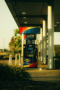 Колонка Sunoco с ценами на топливо под навесом автозаправки