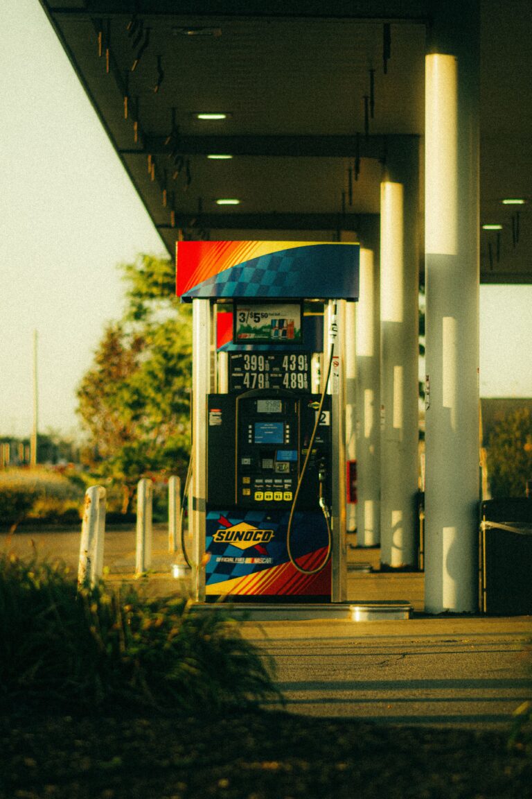 Колонка Sunoco с ценами на топливо под навесом автозаправки