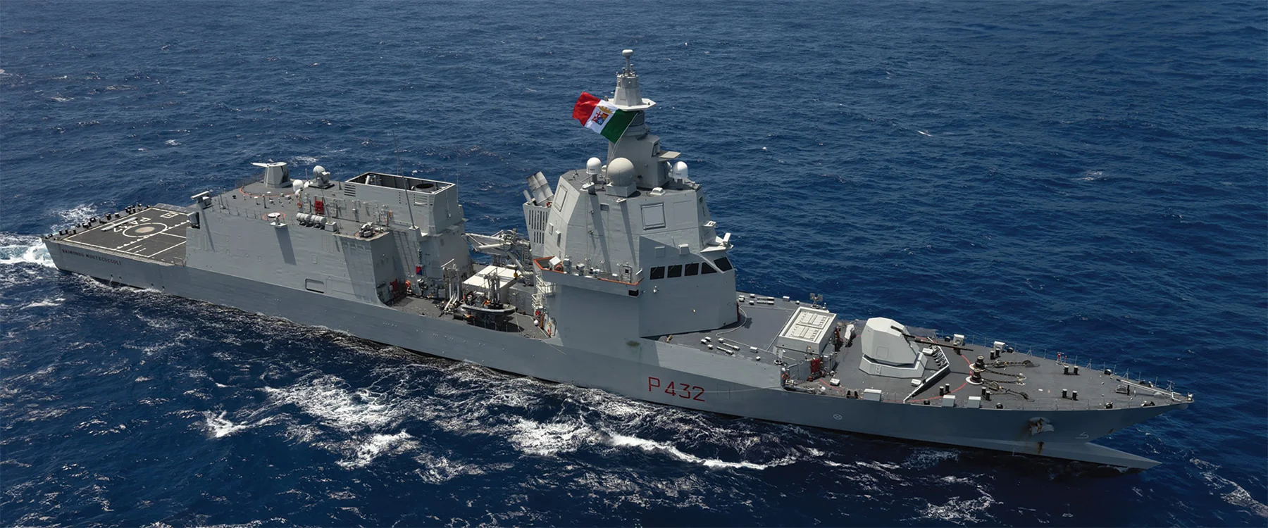 Італійський військовий корабель P432 з прапором пливе морем