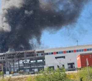 Чорний дим над зруйнованим білим терміналом з червоними панелями